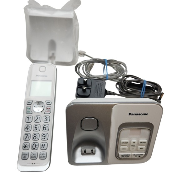 Panasonic KX TGD533W Cordless Phone System 3 Handsets Digital Answering Machine - Picture 6 of 11